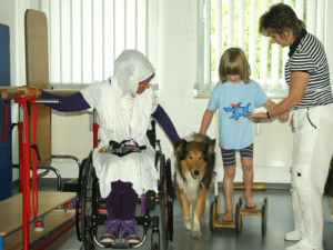 Filiz Erfurt mit Hund bei tiergestützter Therapie eines Kindes